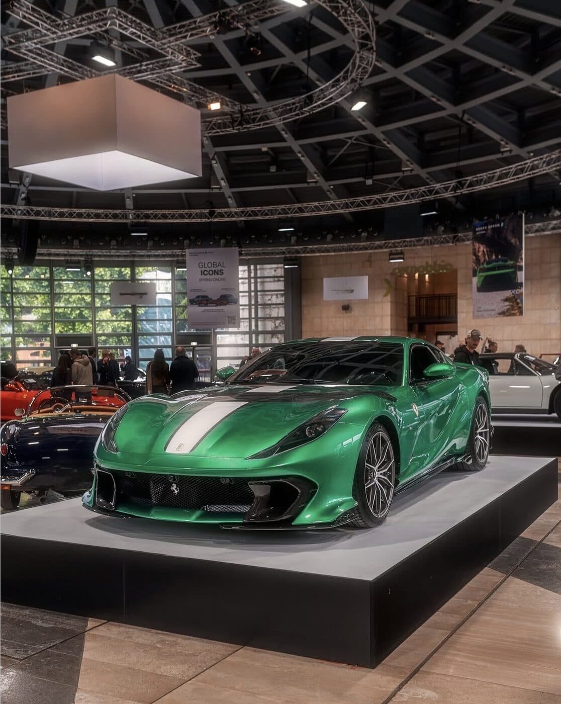 Une Ferrari verte exposée lors d'un salon automobile